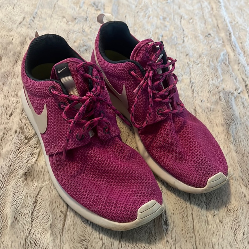 Nike roshee run pink tennis shoes